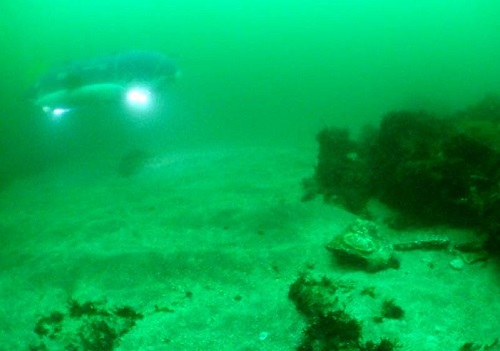 初島沖沈没船を調査する水中ロボット